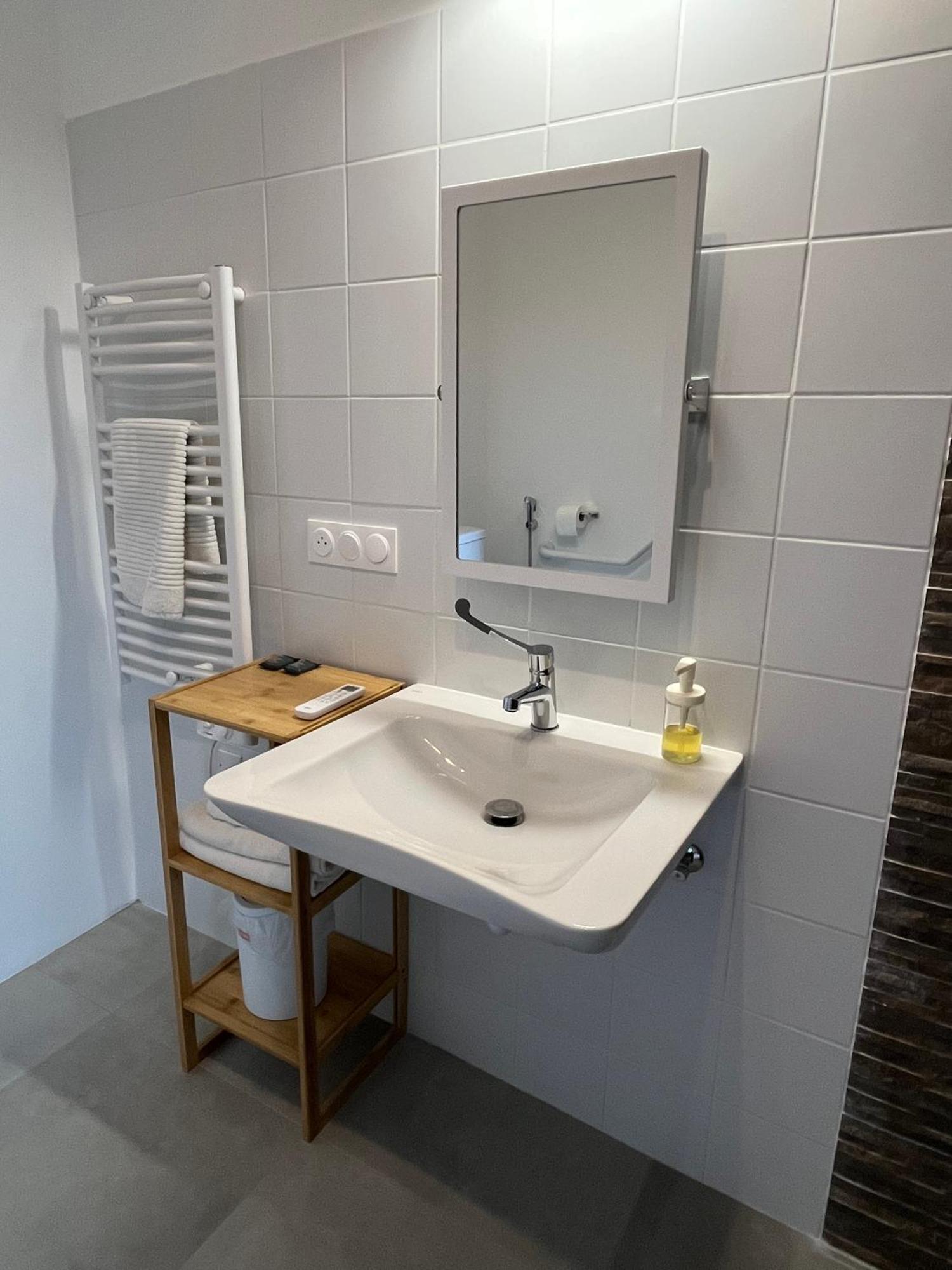 Le Nomade En Provence Bed & Breakfast Bouchet  Екстериор снимка